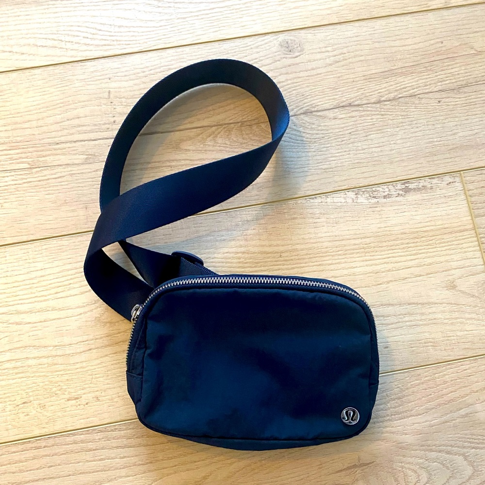 Lululemon belt bag. Navy. Great condition